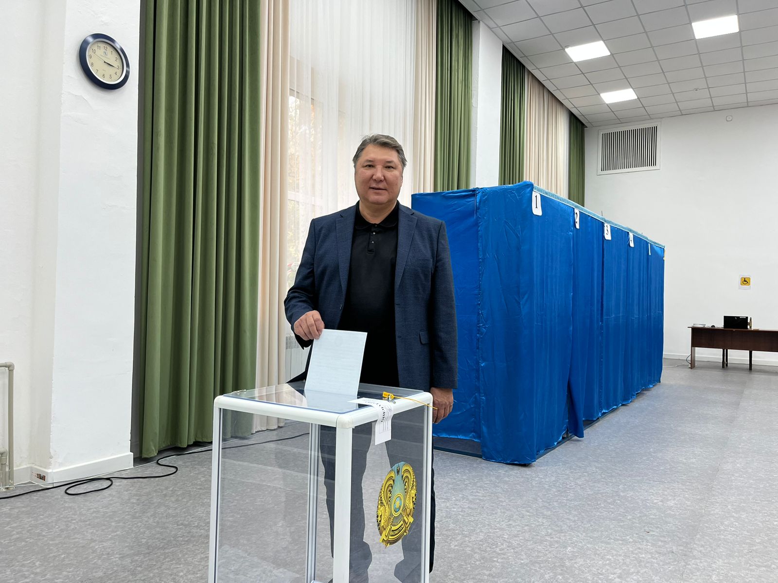 "Бұл расында да  біздің қоғам үшін өте маңызды": Алматыда Қазақстанның еңбек сіңірген әртісі референдумға қатысты